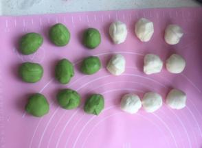 分别把两种面团分成均匀9个