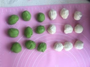 分别把两种面团分成均匀9个