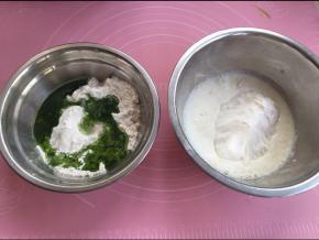 然后把菠菜面团和原色面团的材料分别准备好。