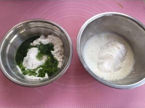 然后把菠菜面团和原色面团的材料分别准备好。