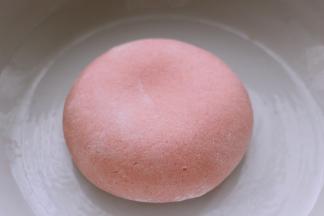 和成光滑的面团、盖上锅盖进行醒发