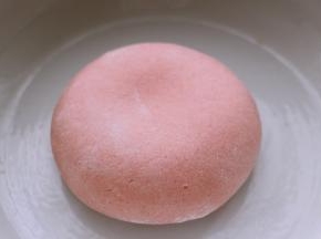 和成光滑的面团、盖上锅盖进行醒发