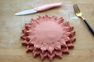 面皮的周围抹上少许清水、把另一个面皮放在上面、轻轻按压一下