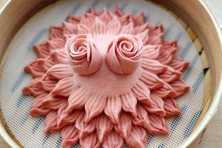 面皮上抹少许清水、把玫瑰花放在面皮上