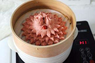 蒸锅加入适量清水、上面放入醒发好的花样豆沙馒头