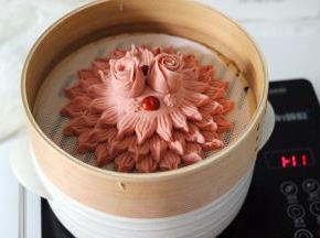 蒸锅加入适量清水、上面放入醒发好的花样豆沙馒头