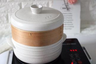 盖上锅盖中火烧开后继续蒸18分钟关火后、焖5分钟即可
