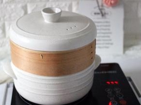 盖上锅盖中火烧开后继续蒸18分钟关火后、焖5分钟即可