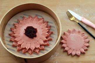 然后做好第三个、用同样的方法、抹上豆沙、把面皮放在上面