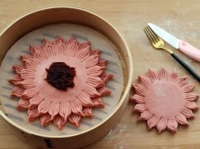 然后做好第三个、用同样的方法、抹上豆沙、把面皮放在上面