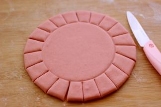 用奈瓷刀在面皮上切成大小一致的花柱