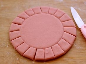 用奈瓷刀在面皮上切成大小一致的花柱