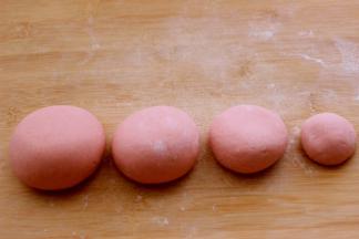 排气后揉匀、分成四分大小不同的剂子