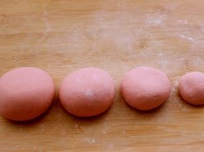 排气后揉匀、分成四分大小不同的剂子