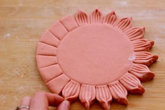 压花的花柱用手把两头捏住即可