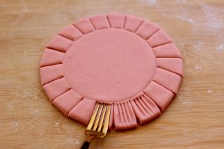 然后用叉子在切好的花柱上死劲压一下