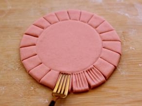 然后用叉子在切好的花柱上死劲压一下