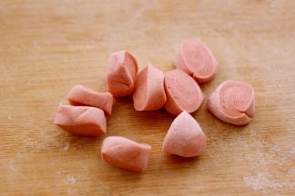 剩下最小的一个剂子揉匀后、搓成长条、用刀切成大小一致的小剂子