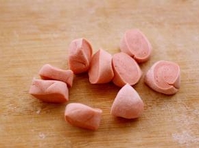 剩下最小的一个剂子揉匀后、搓成长条、用刀切成大小一致的小剂子