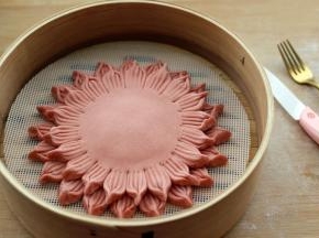 做好的先放入蒸笼里进行二发