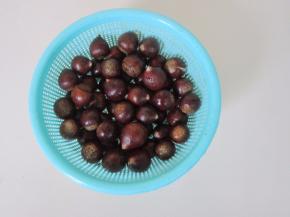 板栗洗净沥干水份。
