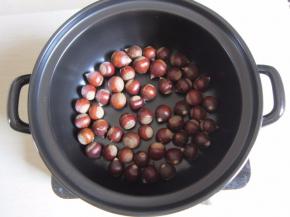 砂锅上灶，把板栗放进去，刚好在底部铺一层。