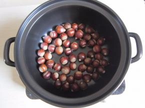 砂锅上灶，把板栗放进去，刚好在底部铺一层。