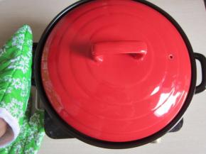 开大火，盖上盖子每隔一两分钟就端起砂锅摇一摇（带好防烫手套），或用筷子搅也可以。