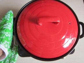 开大火，盖上盖子每隔一两分钟就端起砂锅摇一摇（带好防烫手套），或用筷子搅也可以。