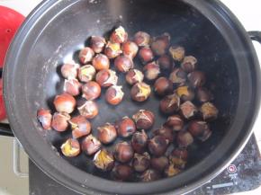 大概15分钟左右板栗就烤熟了，而且个个都是笑开了花的，香气扑鼻。