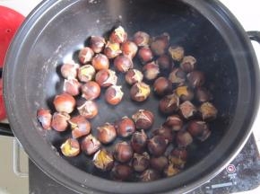 大概15分钟左右板栗就烤熟了，而且个个都是笑开了花的，香气扑鼻。