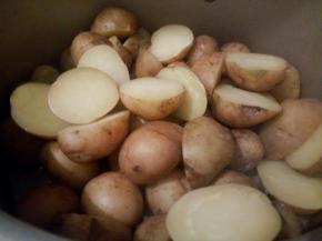 土豆放高压锅蒸熟【偏大的可以切一下】