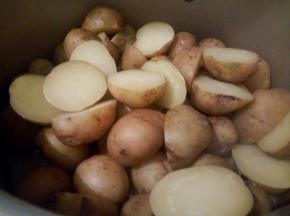 土豆放高压锅蒸熟【偏大的可以切一下】