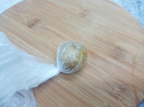 煮熟的土豆，放保鲜袋攥紧