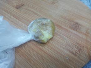 用刀背轻轻拍一下