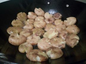 热锅，热油，下土豆饼煎