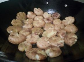 热锅，热油，下土豆饼煎