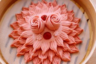 还剩了一小点面团、我用模具压了两个小花贴在了面皮上