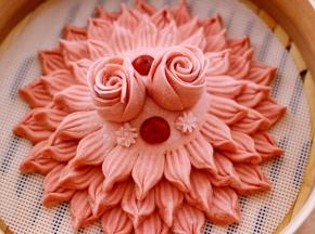 还剩了一小点面团、我用模具压了两个小花贴在了面皮上