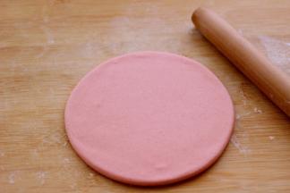 用擀面杖擀成圆形面皮、记得不要擀的太薄