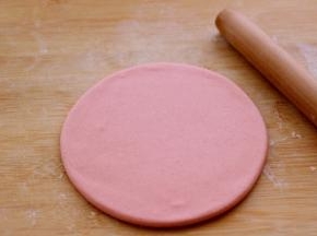 用擀面杖擀成圆形面皮、记得不要擀的太薄