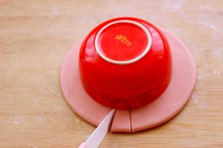 取一个碗放在面皮中间、这样做出来的花瓣是均匀的