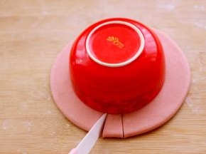 取一个碗放在面皮中间、这样做出来的花瓣是均匀的