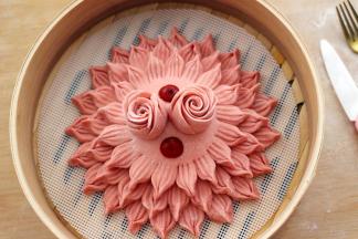 把泡发好的红枣用刀切成小片、蘸少许清水贴在面皮上即可