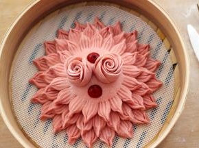 把泡发好的红枣用刀切成小片、蘸少许清水贴在面皮上即可