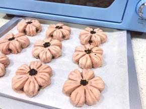 烤箱预热上管170度，下管175度，烤25分钟，中途烤到第10分钟时，加盖锡纸