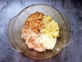 将苹果、梨、大蒜、姜切小碎末放入碗中。