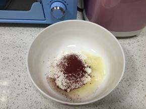 油酥的制作：低筋面粉加1.5g红曲粉，加猪油