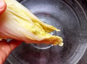 稍微拧干白菜的水。