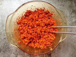 加入辣椒面拌均匀。